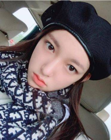 程潇旅游晒素颜照,一脸的胶原蛋白,吃糖葫芦的样子真可爱!