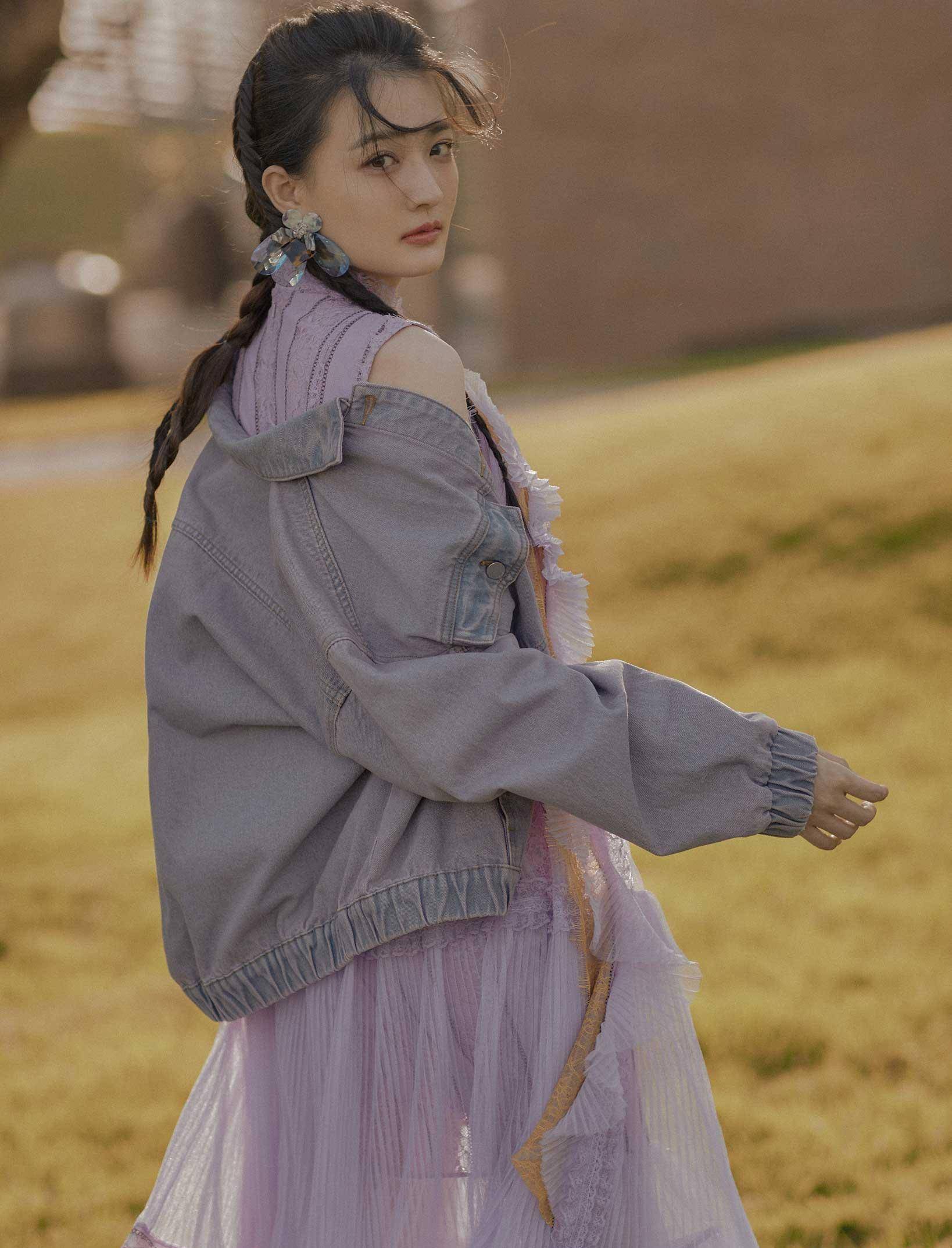 徐璐"逆生长"了,穿淡紫色轻纱裙扎麻花辫,感觉比初恋还甜