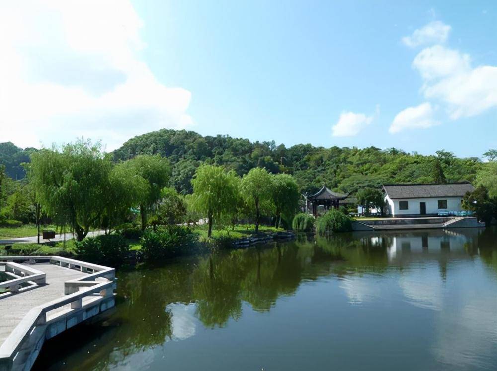 武汉生态旅游景区，是中国第二大的城中湖，是观赏娱乐的好去处