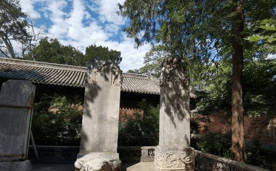 北京最浪漫千年古刹，拥有满园丁香花，游客直言仿若人间仙境