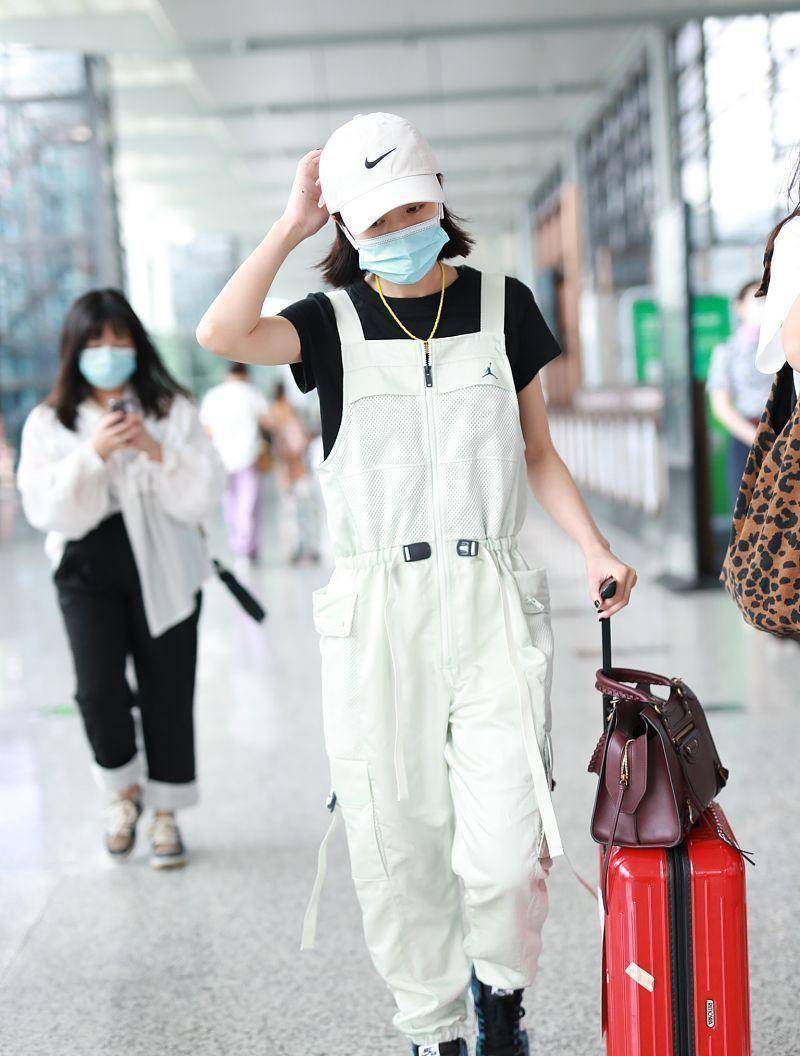 周雨彤脚穿aj好休闲,背带裤还带网纱设计,运动风好飒爽_裤子_身材