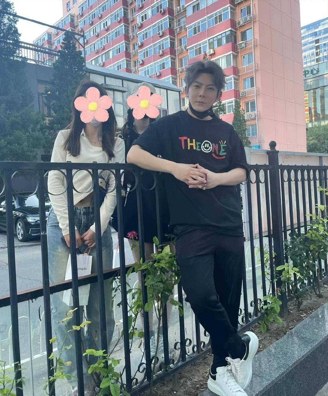 当天,出现在三里屯的肖恩身穿黑色t恤搭配长裤,脚踩一双白色运动鞋.他