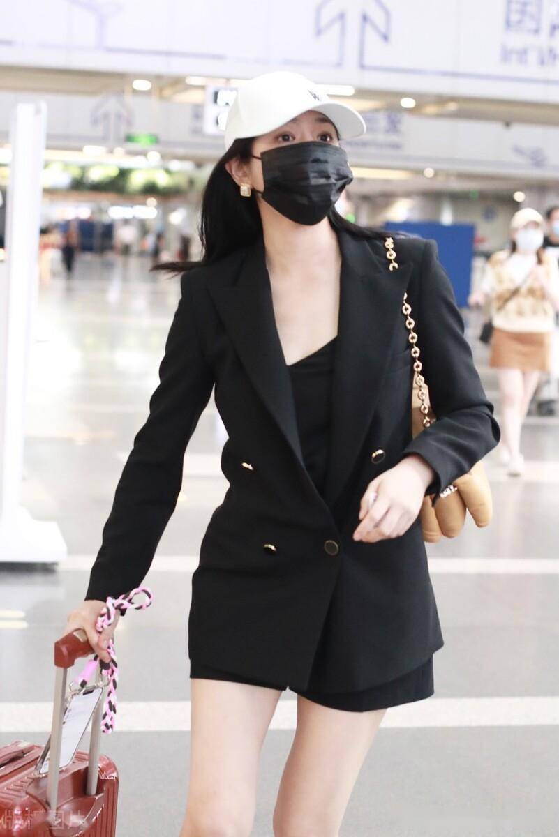 街拍:陈妍希黑色西服 白色棒球帽时髦休闲_机场_北京_陈妍希