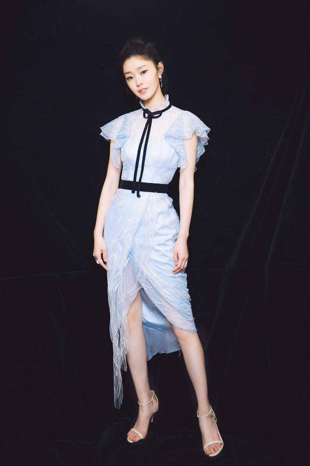 宋轶穿"蝴蝶结"当抹胸秀身材,一马平川无看点,皮肤白到发光_裙子_肩膀