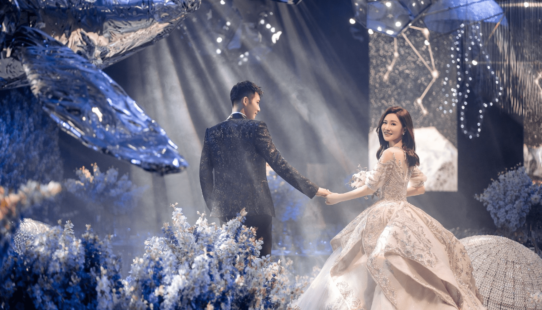 《奇葩说》大王婚礼照曝光,现场浪漫唯美,好友毛不易刘维等现身_安迪