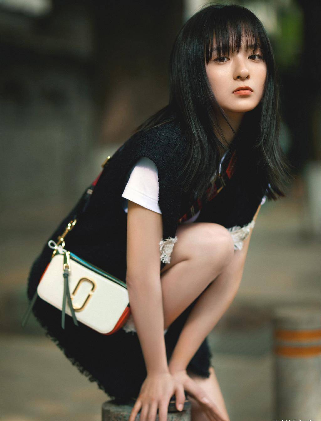 厉嘉琪这身路人都能穿,黑色马甲 超短裤,简约又凹出大长腿_白色_感觉