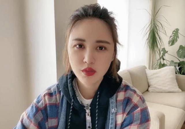 张歆艺,1981年出生在四川资阳一个普通工人家庭,小时候的张歆艺,虽然