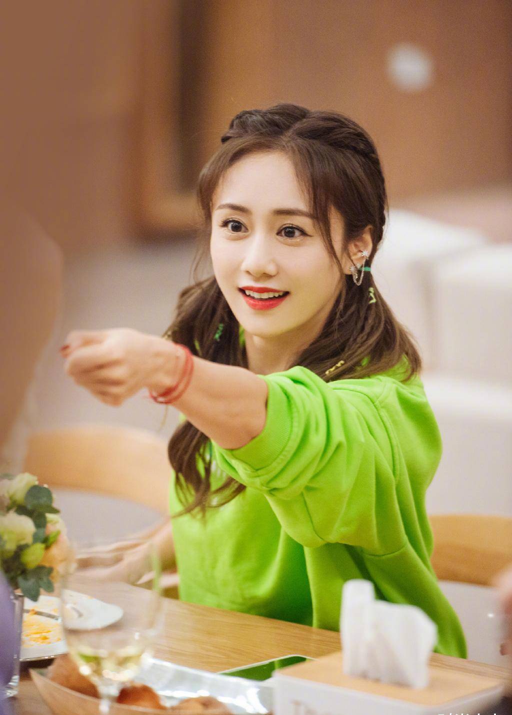 刘芸晒美照,穿轻纱裙大秀白美香肩,一举一动都能撩人无数_造型_身材