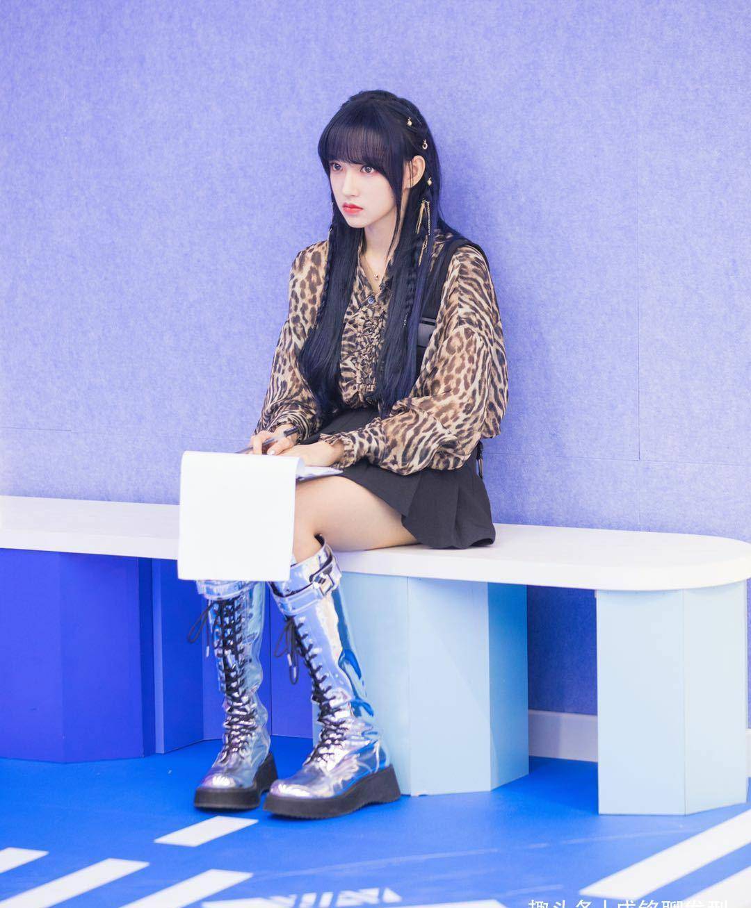 程潇酷飒造型来袭,豹纹短裙秀出女王风范,黑色长靴又帅又拉风_个性