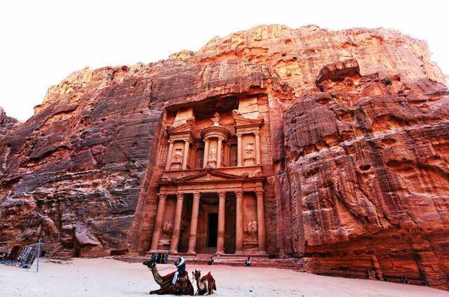 藏匿于沙漠中的古城，距今已有千年历史，门票昂贵游客却络绎不绝