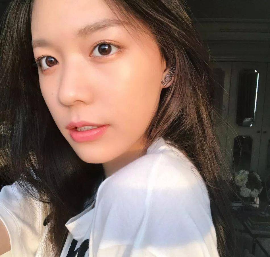 而且除此之外,网友又扒出了綦美合的ins小号(拼音