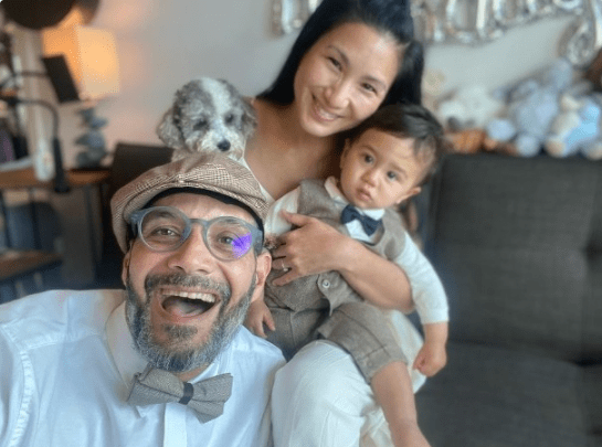 郑佩佩前夫近照,穿红色卫衣为外孙庆生,同框女儿一家比女婿年轻_原文