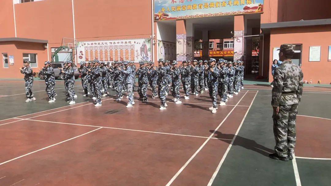 青春遇迷彩 汇演展英姿——东方红学校召开初一新生军训汇演暨表彰