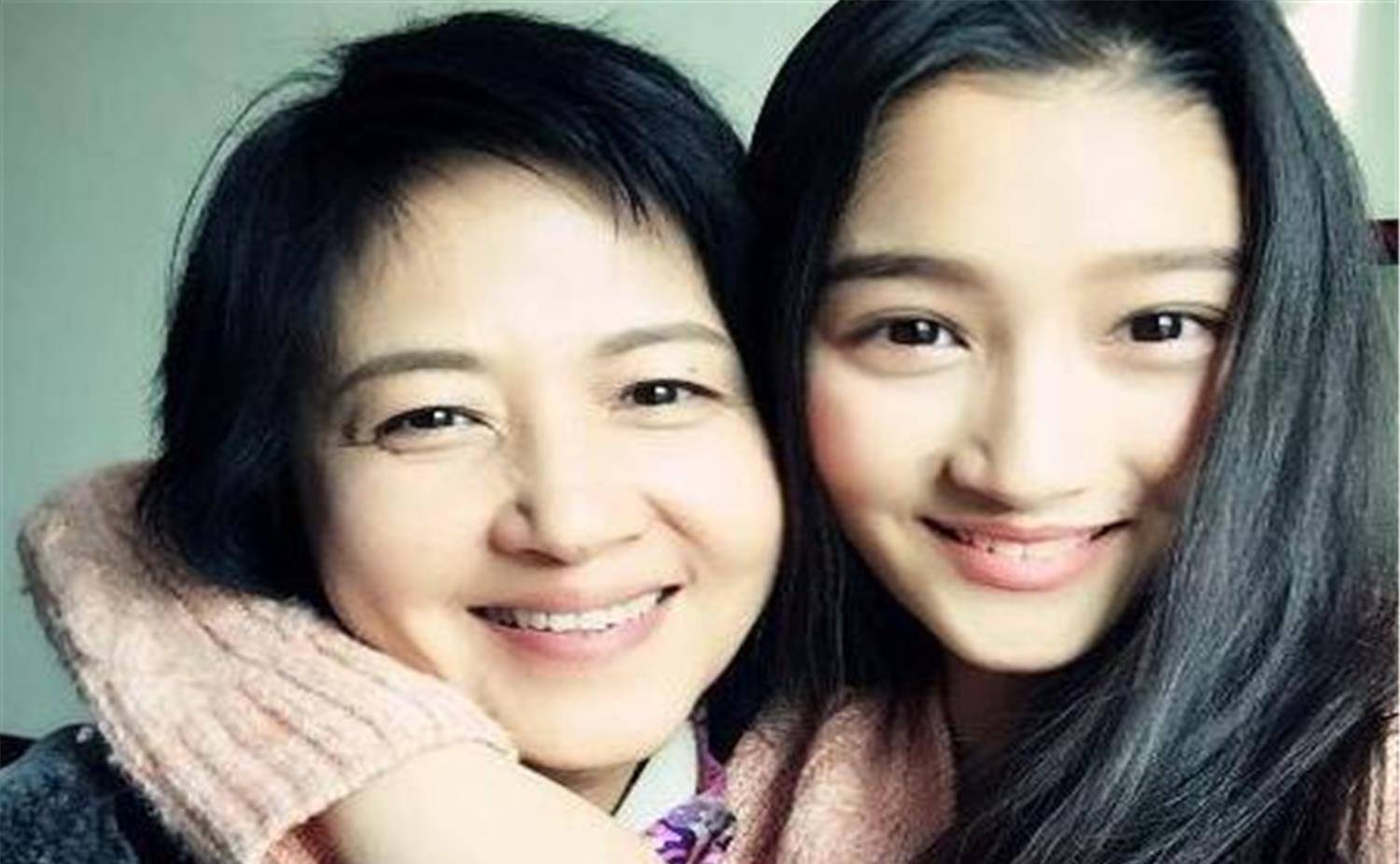 国民闺女关晓彤颜值在线,亲姐却成"假小子",自嘲遗传时走神了_亲姐姐