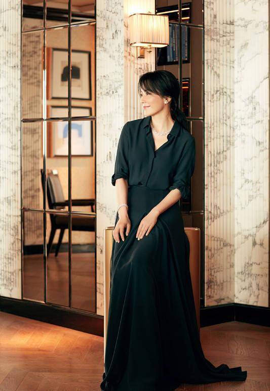 使得俞飞鸿的发型看起来的话是非常有少女感的,另外,从侧面看俞飞鸿的