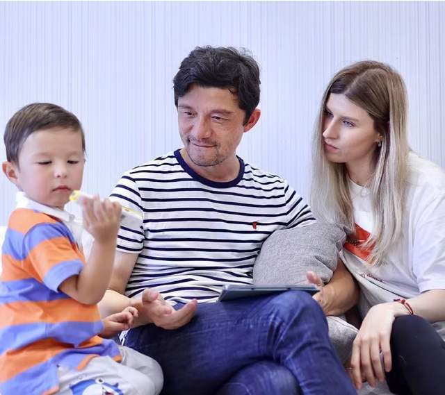 47岁谢晖二婚娶31岁俄罗斯超模,老来得子视若珍宝_儿子_父亲_佟晨洁