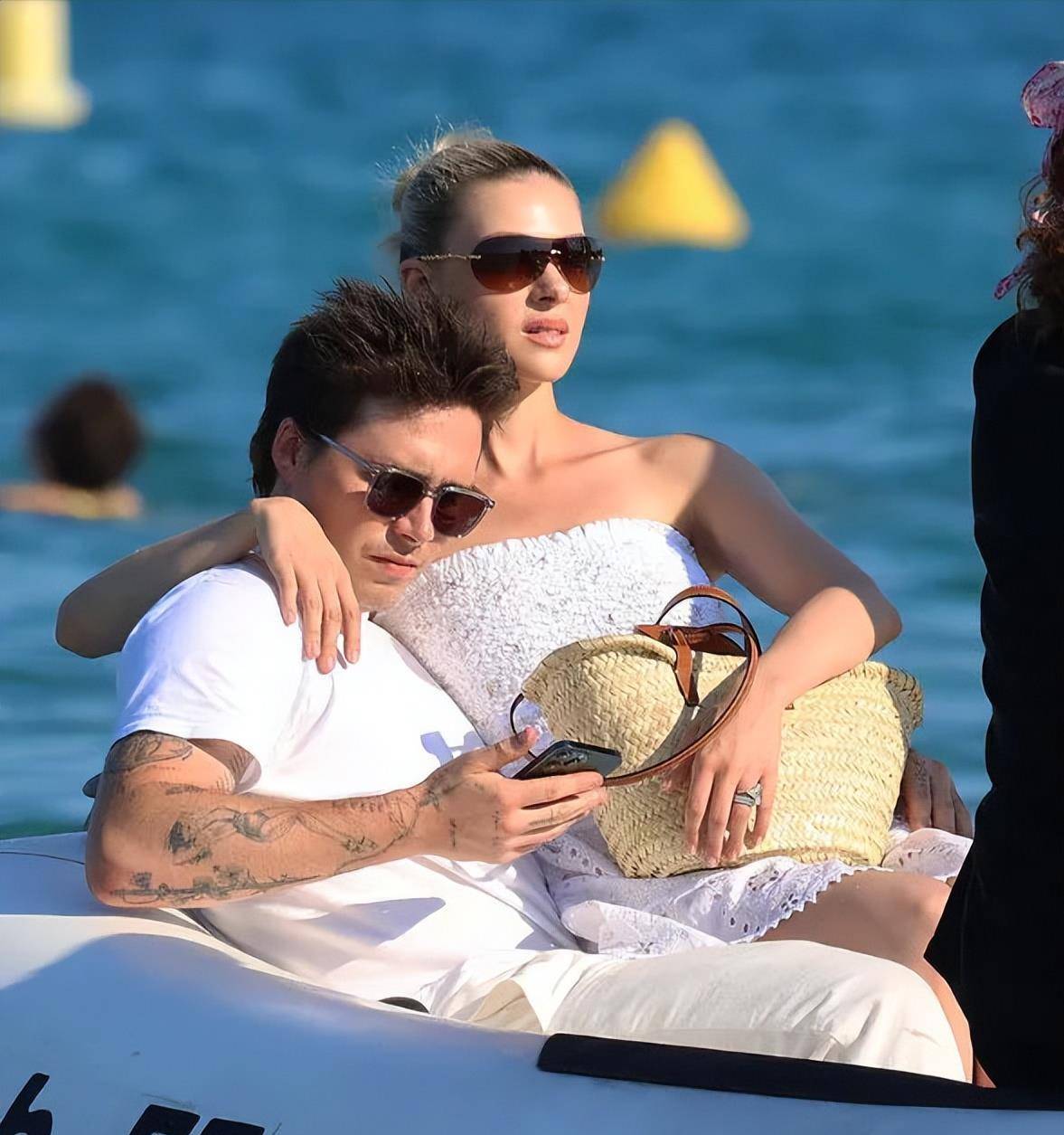 小贝大儿子布鲁克林与妻子手拉手出街,男方油腻感减弱_妮可拉·佩尔茨