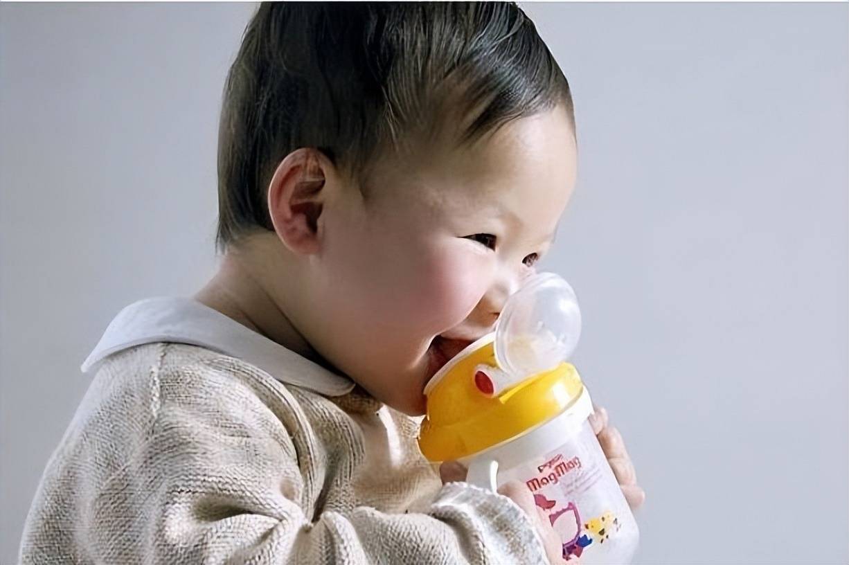 一岁以内的宝宝要不要喂水？该怎么喝？
