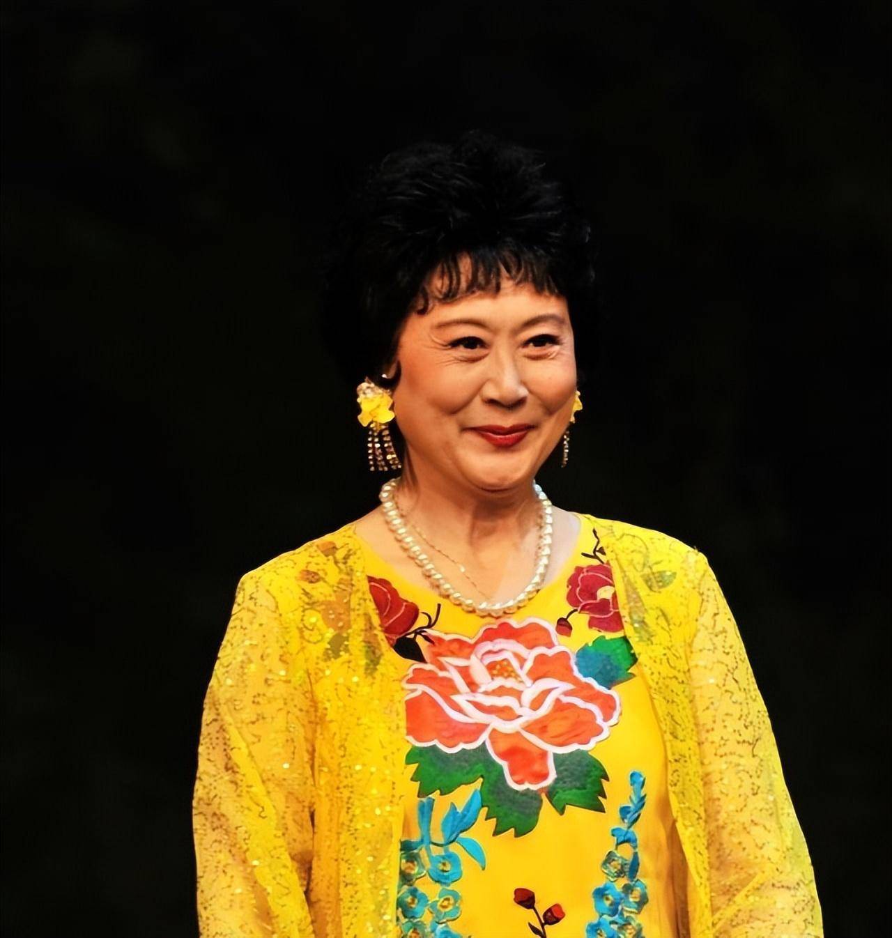 "李铁梅"刘长瑜,一任丈夫早逝,二任丈夫踏实,儿子平凡是骄傲_京剧