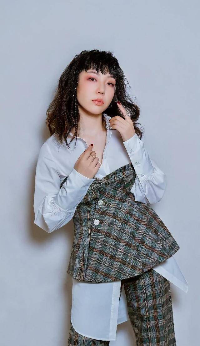 吴莫愁近况曝光,从代言费1.