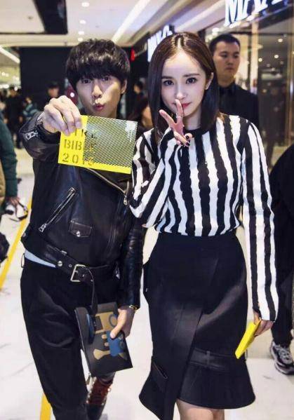 杨幂在他身上剪下了黑色丝袜,粉丝们对孙婷开了更多的玩笑,屏幕上满是