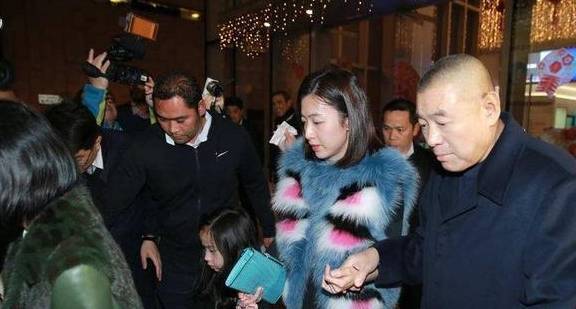 现身价千亿交往数个女星,最后还是娶了自己助理_刘銮雄_甘比_大刘