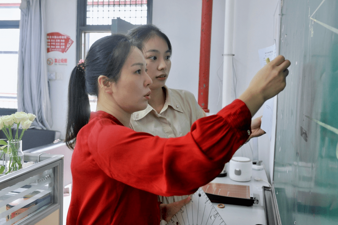 叶晓红-许嘉欣在母校教书,与其说是工作,不如说是在一个未曾离开的