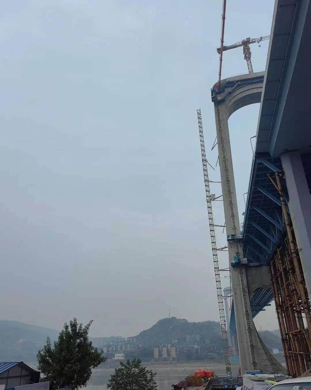 重庆黄花园大桥起火致1死2伤-侨报网