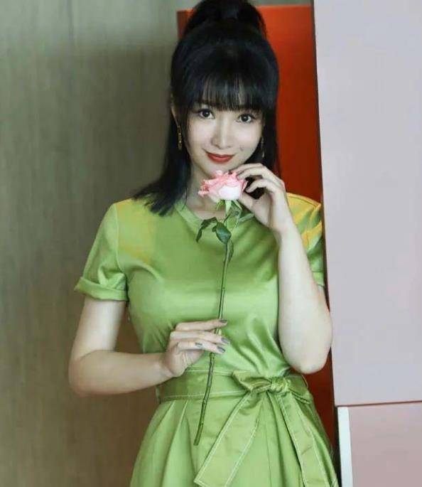 柳岩真是大号"水蜜桃",包裹严实也藏不住,40岁美得不敢认_好身材_因为