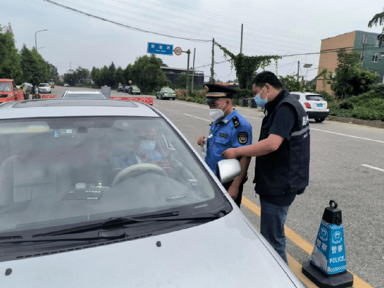 "在市司法局执勤的卡点上,彭州市交通路口闭环管控工作组,老成彭路卡