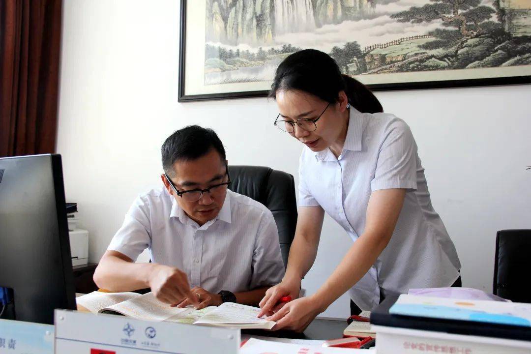 汗如雨下,抵不过师傅传道受业解惑的热情,胸带党徽,手捧图纸,对边坡