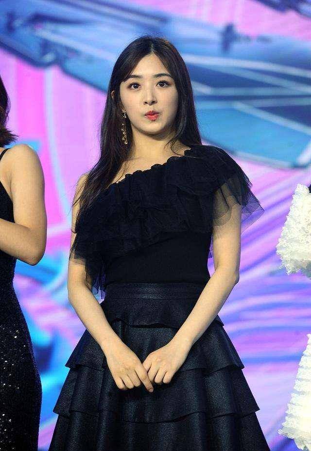 张含韵,突破自我尝试时尚风,长发大波浪更加明艳动人_牛仔_纱织_黑色