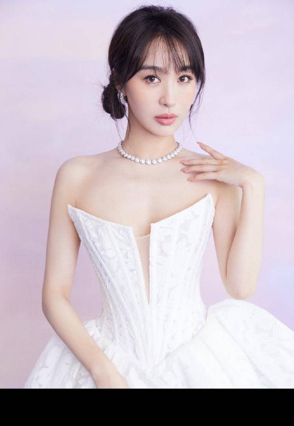 看李菲儿穿抹身材裙后:凹凸身材艳压全场_形象_造型_白色