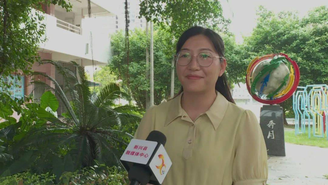 卫建宁 新兴县实验中学英语科组老师彭主任的授课方式深受学生们的