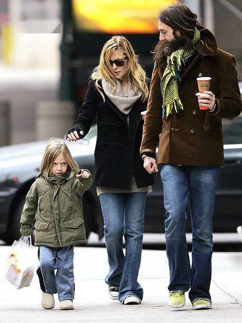 ·罗宾森,儿子合影作为本片的制片人,正是她特意邀请到安妮·海瑟薇和