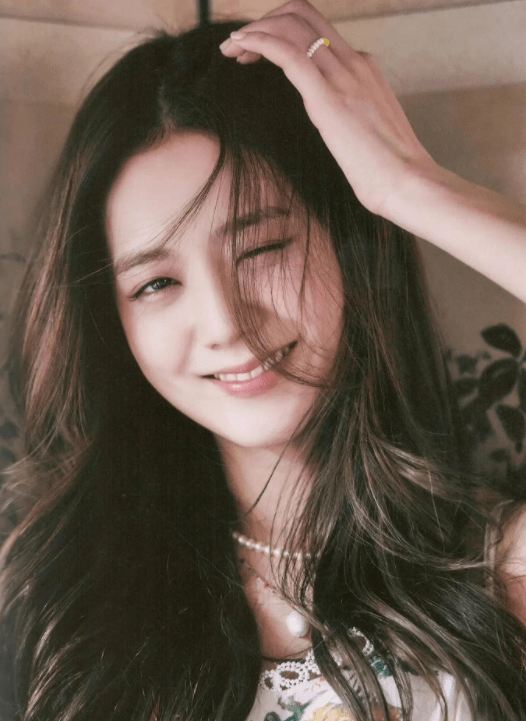 世界首美,天生丽质的容貌,可盐可甜大长腿,颜值人气实至名归_金智秀