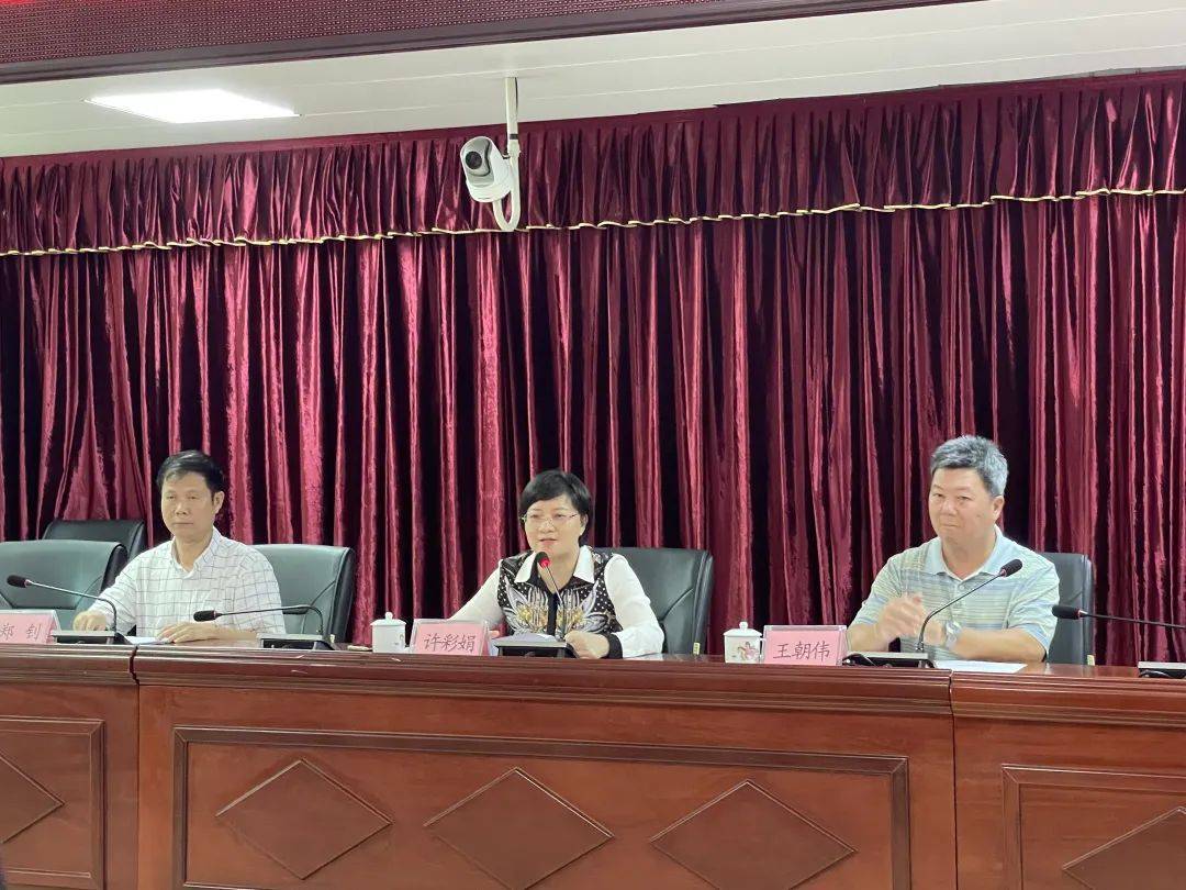 许彩娟为大会致辞,向受到表彰的先进模范教师表示热烈