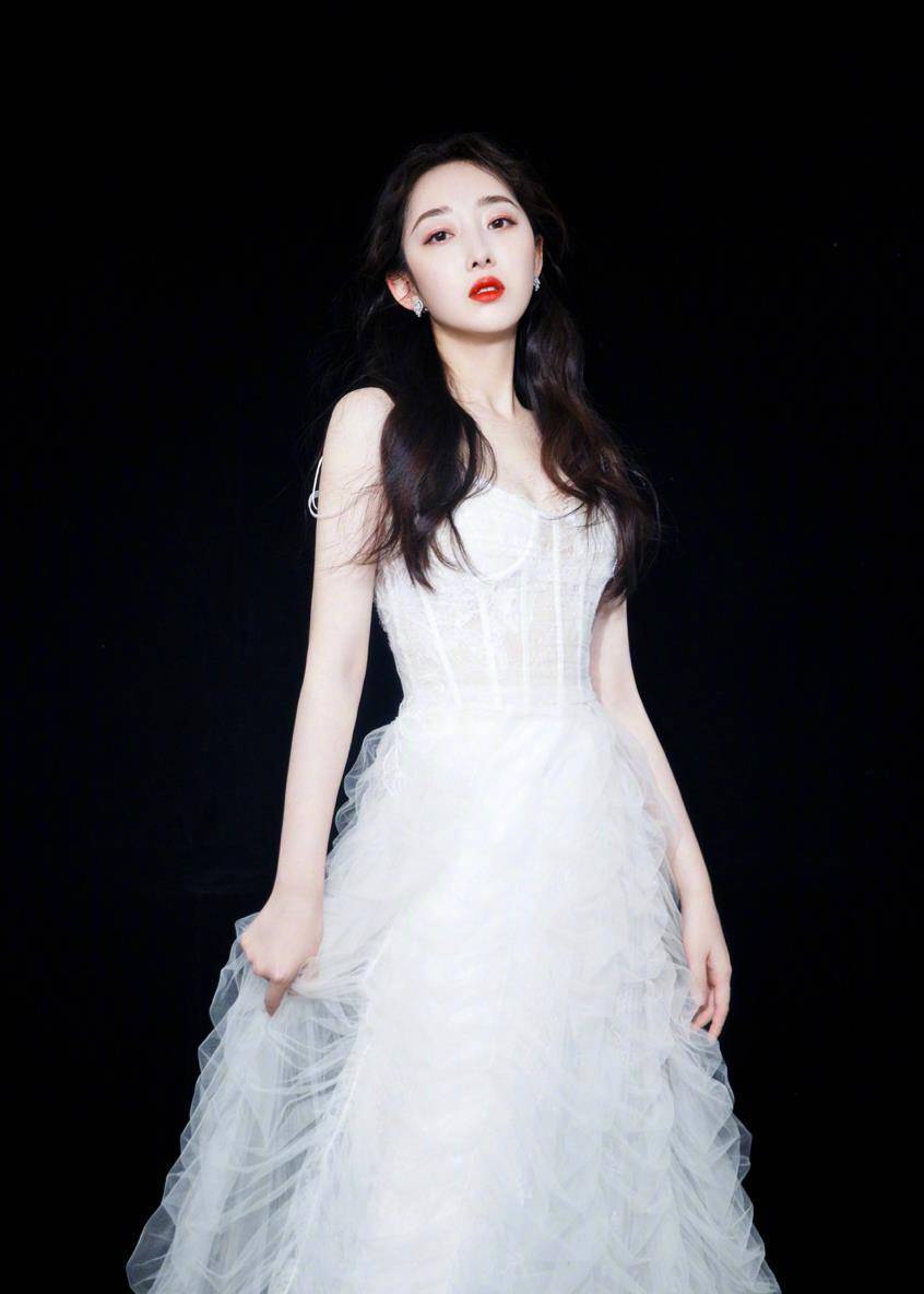 蒋梦婕婚纱造型艺术别致,珍贵首饰高贵惊艳,会穿搭的宝藏女孩_风格