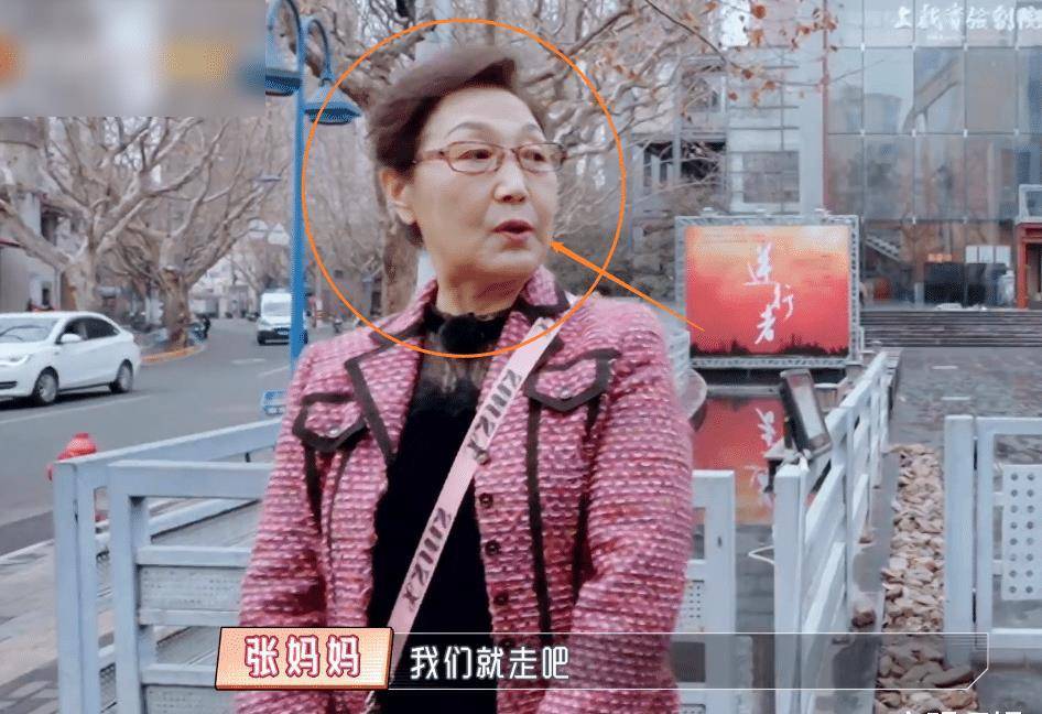 张铎和妈妈约好拍照,却因约会误时间,张妈认为陈松伶缠着她儿子_节目