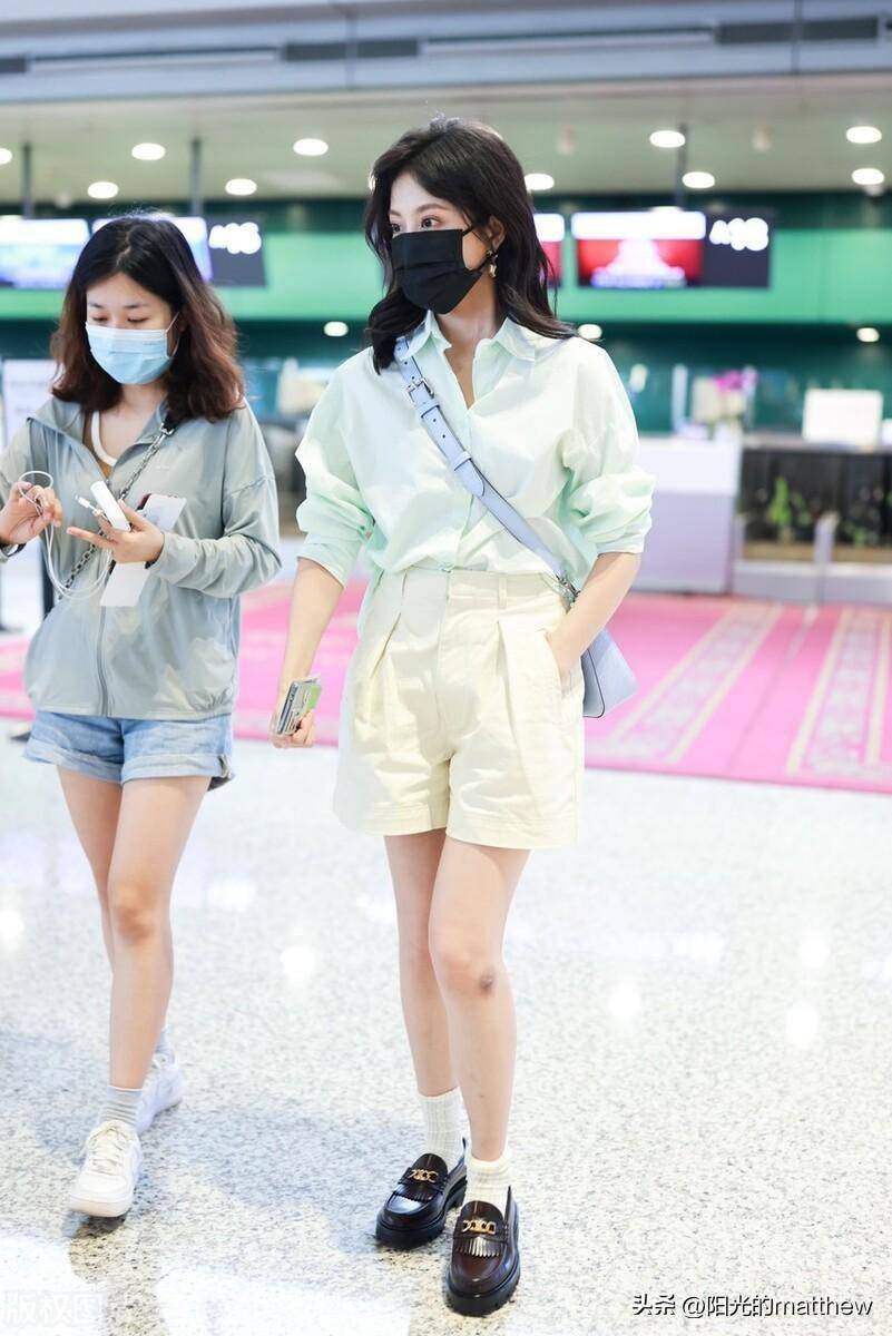 李艺彤白色衬衫搭短裤现身机场,简约造型低调随性_李艺形_长沙_短裤