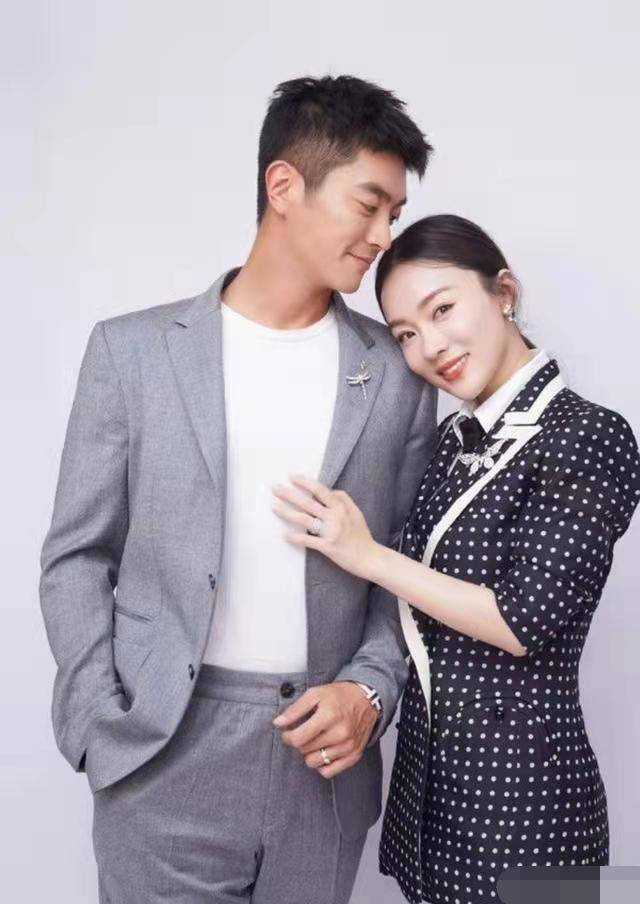 霍思燕杜江真是模范夫妻,同穿西装秀恩爱,模样气质都太般配_造型_身材