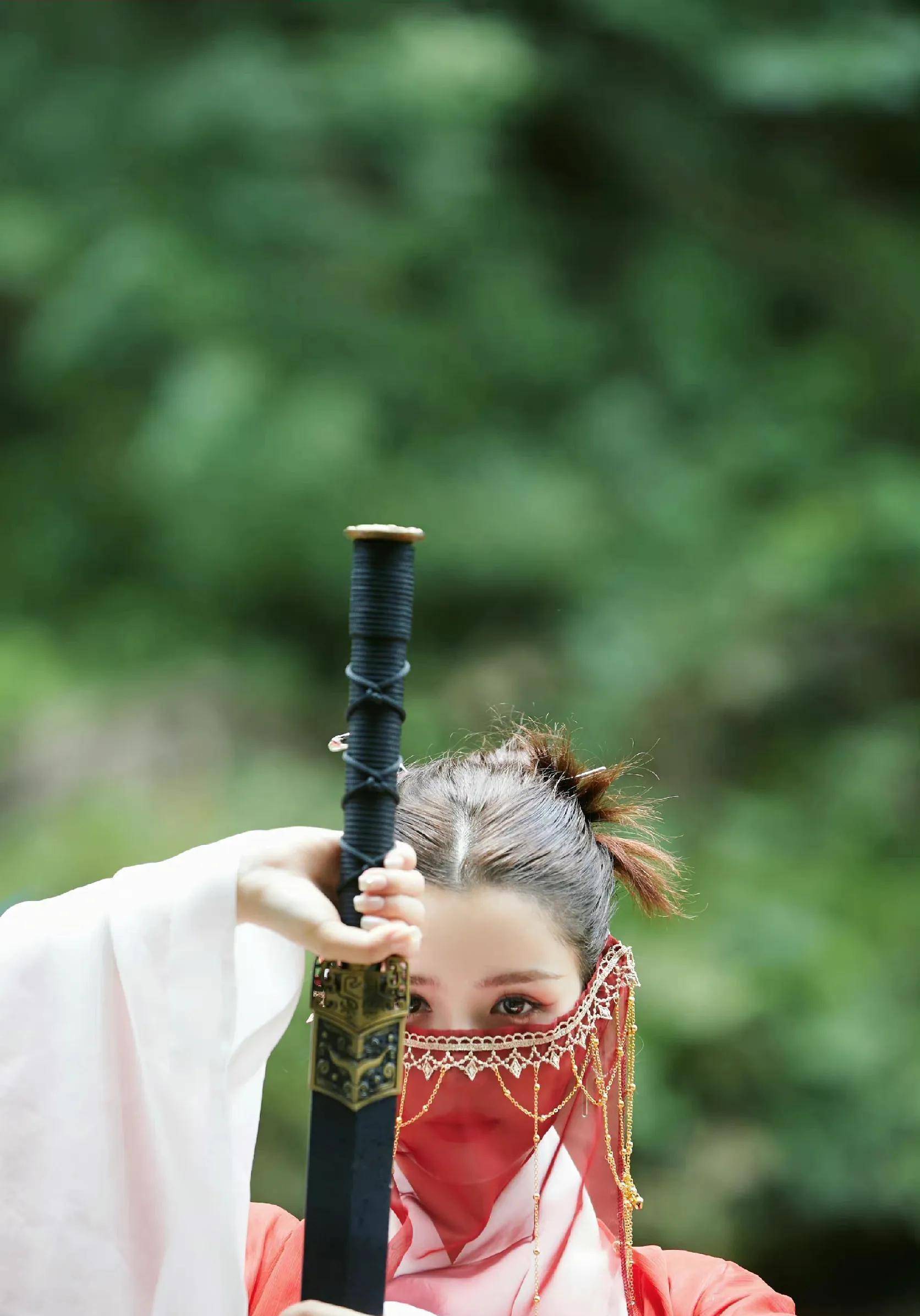 当你摘下面纱时,你感到兴奋吗?满脸红纱,道见冤屈,拔剑相助.