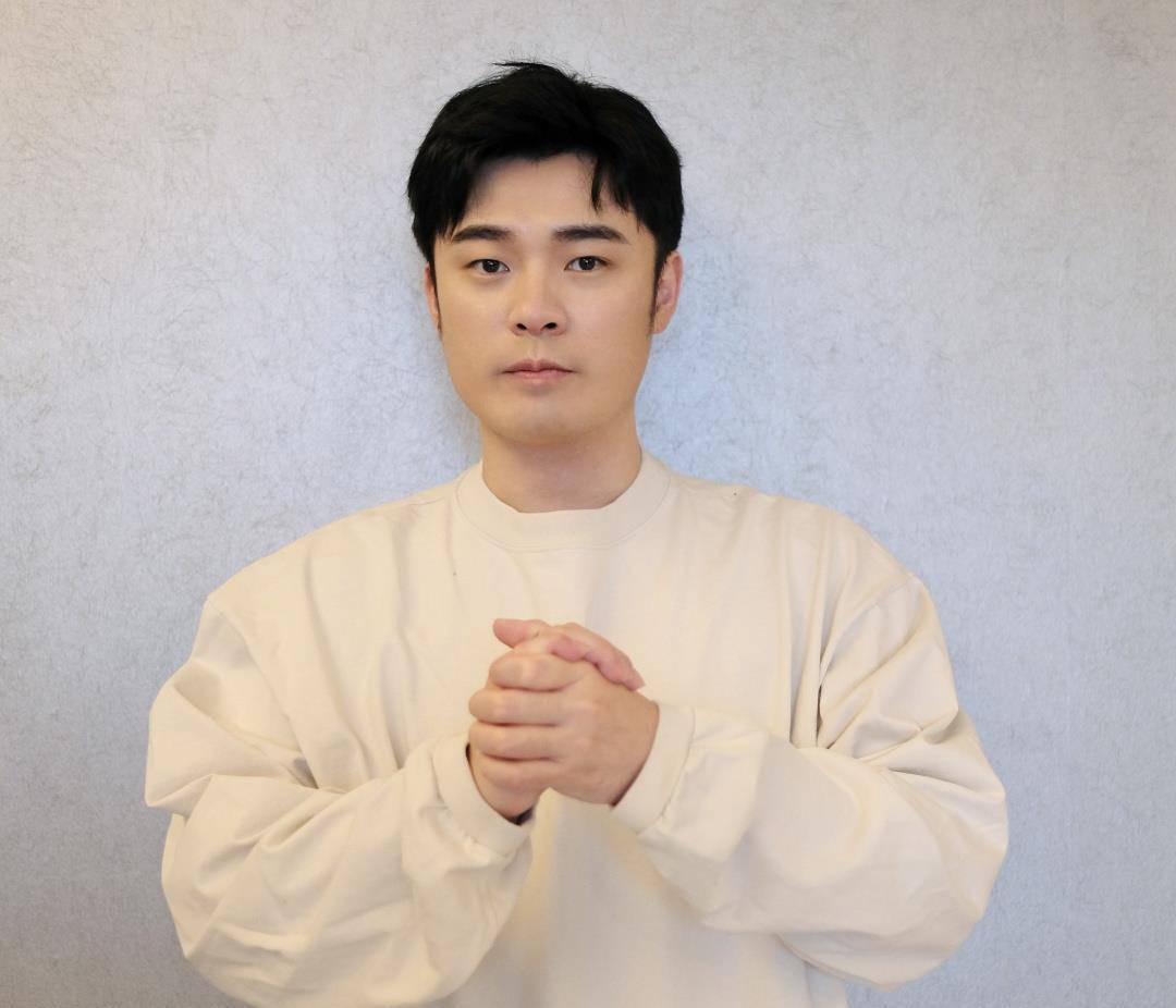 郑恺直播,与粉丝共庆33岁生日,直播间陈赫疯狂刷礼物_关系_杜江_室友