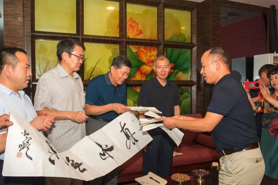 齐鲁书画院副院长,军旅书法家胡耀超也赠送了饱含深情的书法精品,为