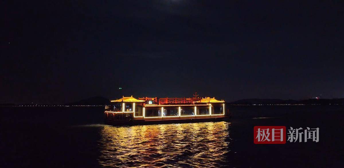 “月亮船”点亮东湖夜，中秋氛围感拉满