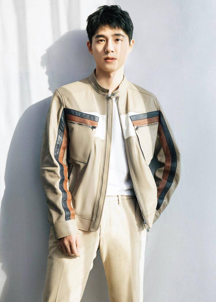 学刘昊然搭皮夹克洋气十足,阳光男孩倍有范儿_时尚_男生_白色