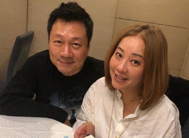 黎耀祥夫妇现身中山豪宅过中秋!