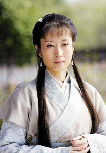 从中央戏剧学院毕业时,刘敏涛就主演了电视剧《凤阳小子朱元璋》,后来