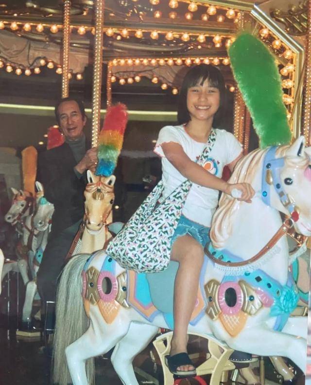 穿短袖玩旋转木马晒成小黑妞,何鸿燊满脸笑超宠_穿着_黑色_白色