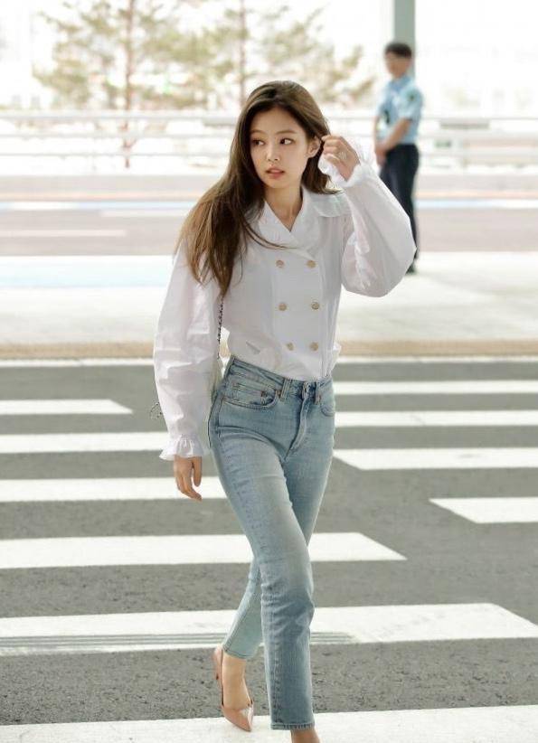 jennie的夏日甜心穿搭,复古时髦又靓丽,不愧是"人间香奈儿"_金智妮